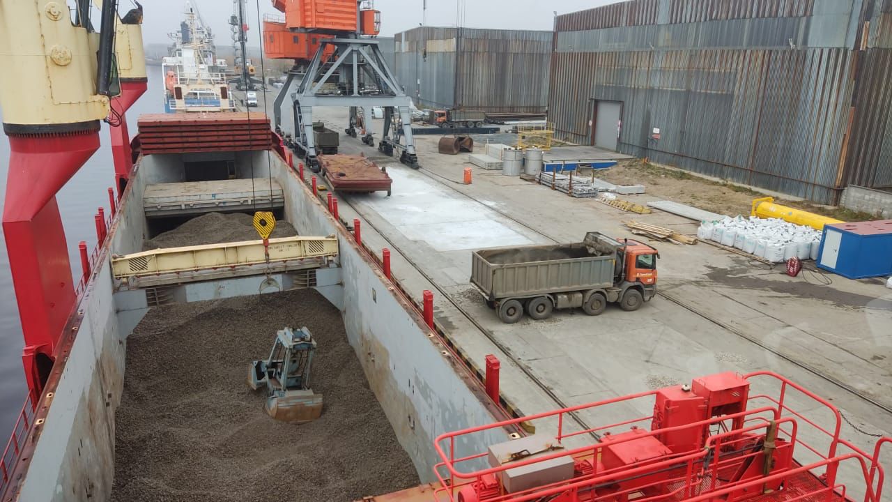 Crushed stone discharge in the port of Arkhangelsk